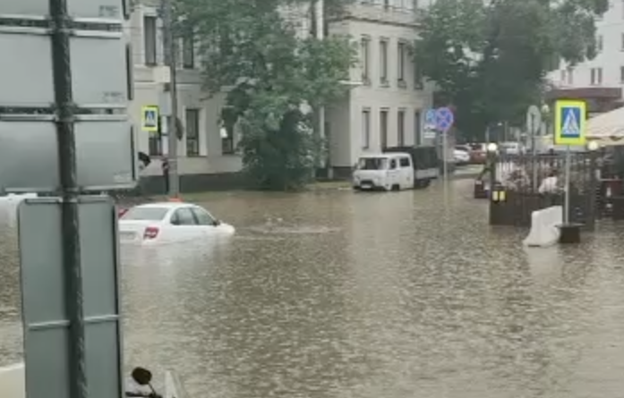 Дождь 18. Наводнение в Нижнем Новгороде. Потоп в Нижнем Новгороде. Сильный дождь. Нижний Новгород наводнение 18 июля 2022.