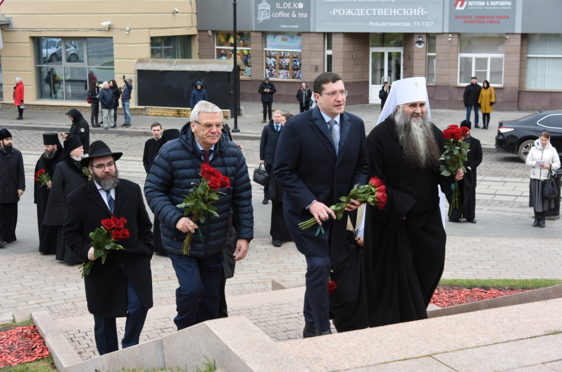 4 ноября в нижнем новгороде. Возложение цветов к памятнику Минина и Пожарского 4 ноября 2022 года. Президент возложил цветы к памятнику Кузьме Минину и. Путин возложил цветы Минину и Пожарскому. Возложение цветов к памятнику Минину и Пожарскому.