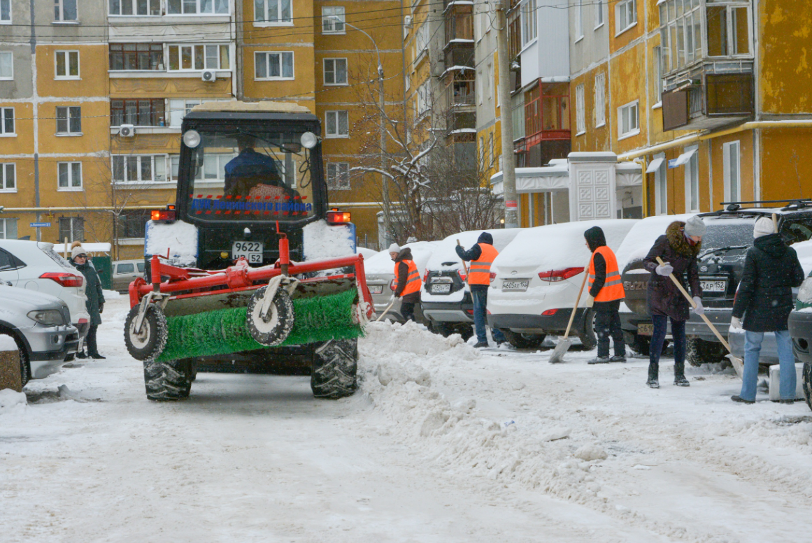 Снегоуборщик нижний новгород. Снегоуборочная техника для городских улиц. Уборка снега. Техника для уборки снега. Трактор для уборки снега.