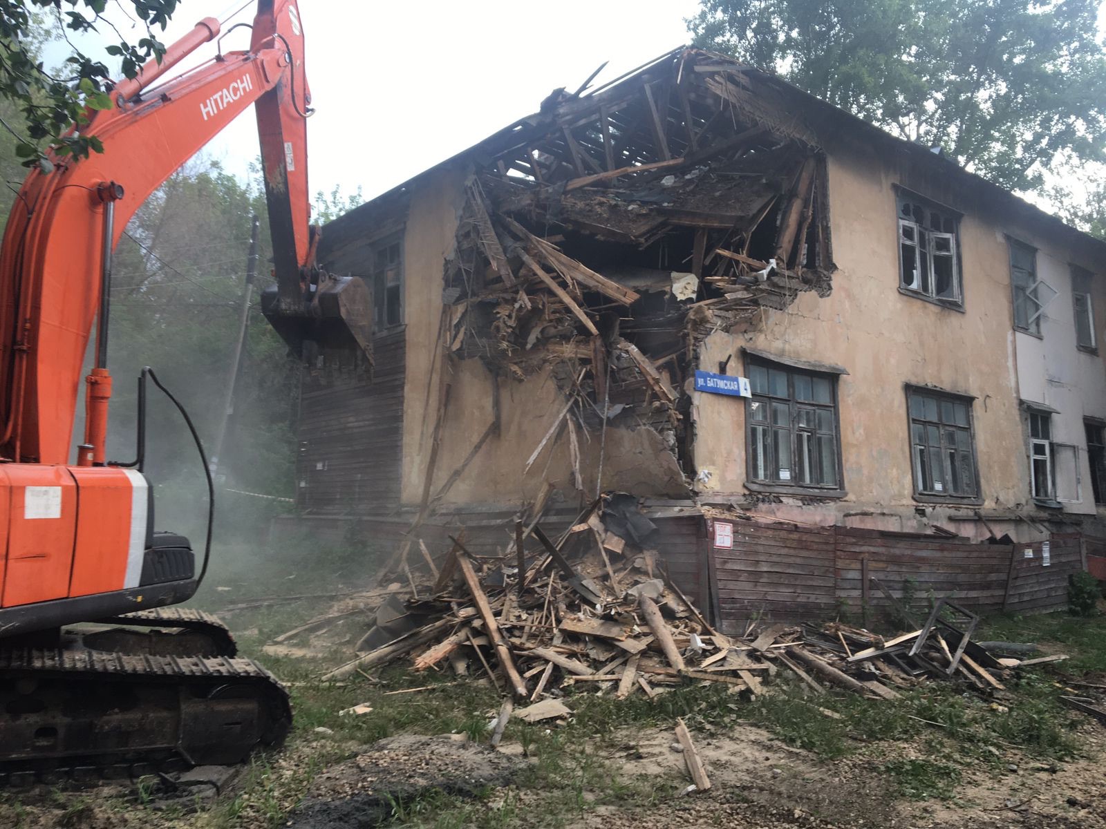 Аварийный двухэтажный дом снесли на Батумской в Нижнем Новгороде .