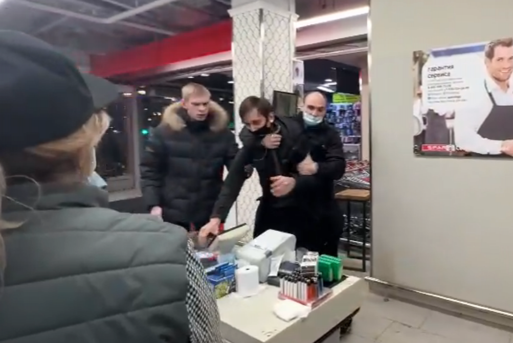 Нападение на торговый центр в москве. Напал на охранника магазина. Охранник и блоггер. Избил охранник в магазине. Нападение супермаркета фото.