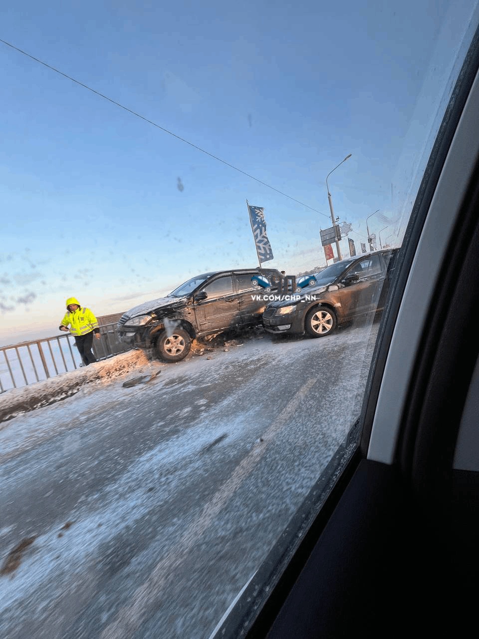 Две легковушки столкнулись на Канавинском мосту в Нижнем Новгороде |  03.01.2024 | Нижний Новгород - БезФормата