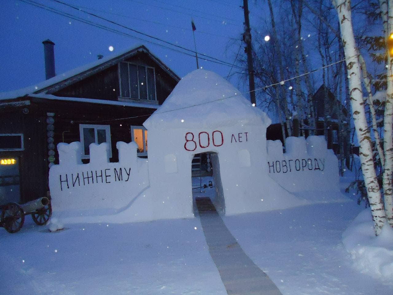 Нижегородец огородил дом кремлевской стеной из снега | Открытый Нижний