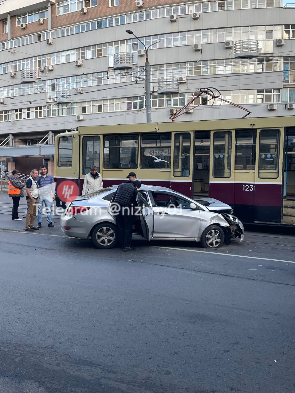 Такси влетело в трамвай на большой скорости в центре Нижнего Новгорода |  28.09.2023 | Нижний Новгород - БезФормата