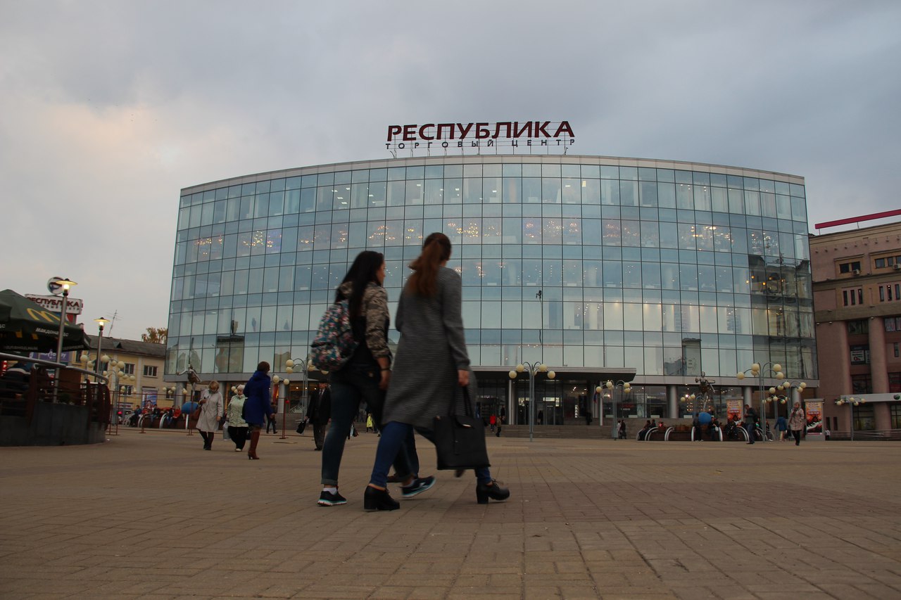 Республика нижний новгород. Памятники у ТЦ Республика в Нижнем Новгороде. ТЦ Республика Красноярск. ТЦ на Нижегородской. ТЦ Республика Нижний остановка.