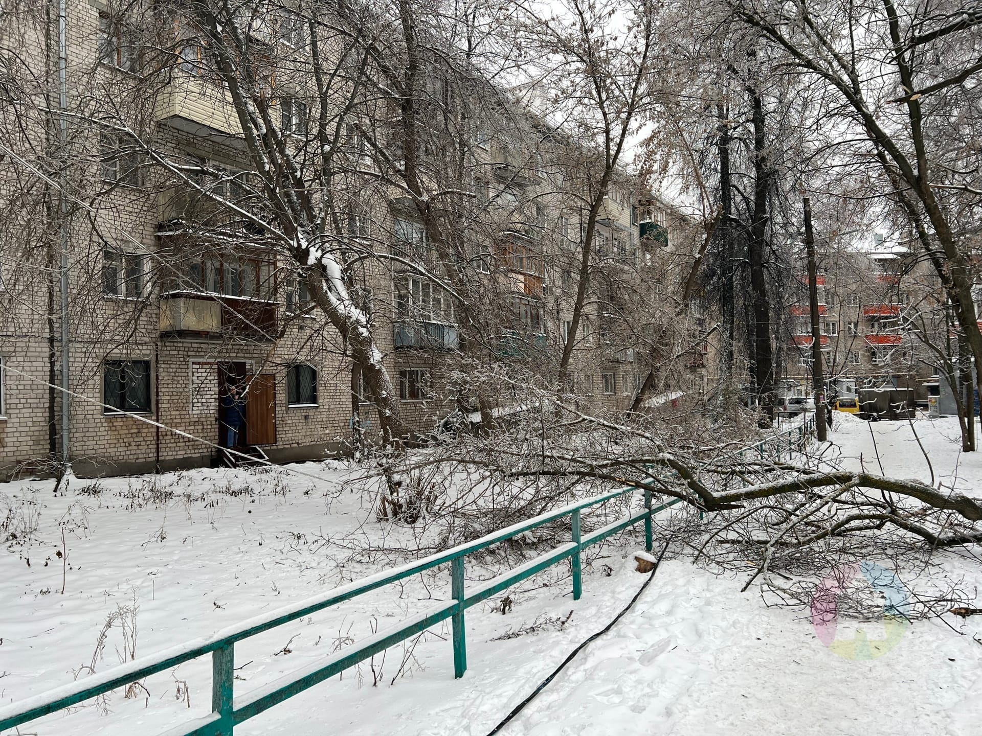 Нижний оставаться. Пятиэтажки Нижний Новгород. Нижний Новгород жилые районы. Ледяной дождь в Нижнем лес. Ледяной дождь Нижний Новгород.