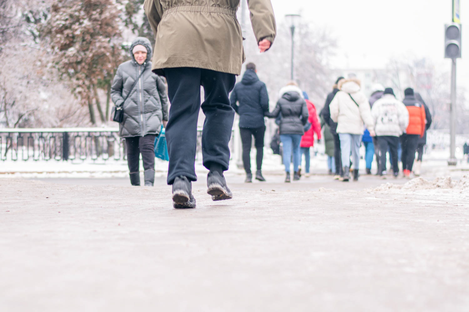 Потепление в нижегородской. Гололед. Люди на гололеде. МЧС предупреждает гололед. Гололед и гололедица МЧС.