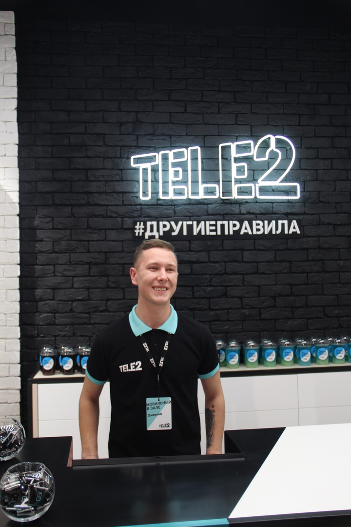 Форма теле 2. Теле2 сотрудники. Продавец tele2. Теле2 одежда сотрудников. Продавцы в салонах теле2.