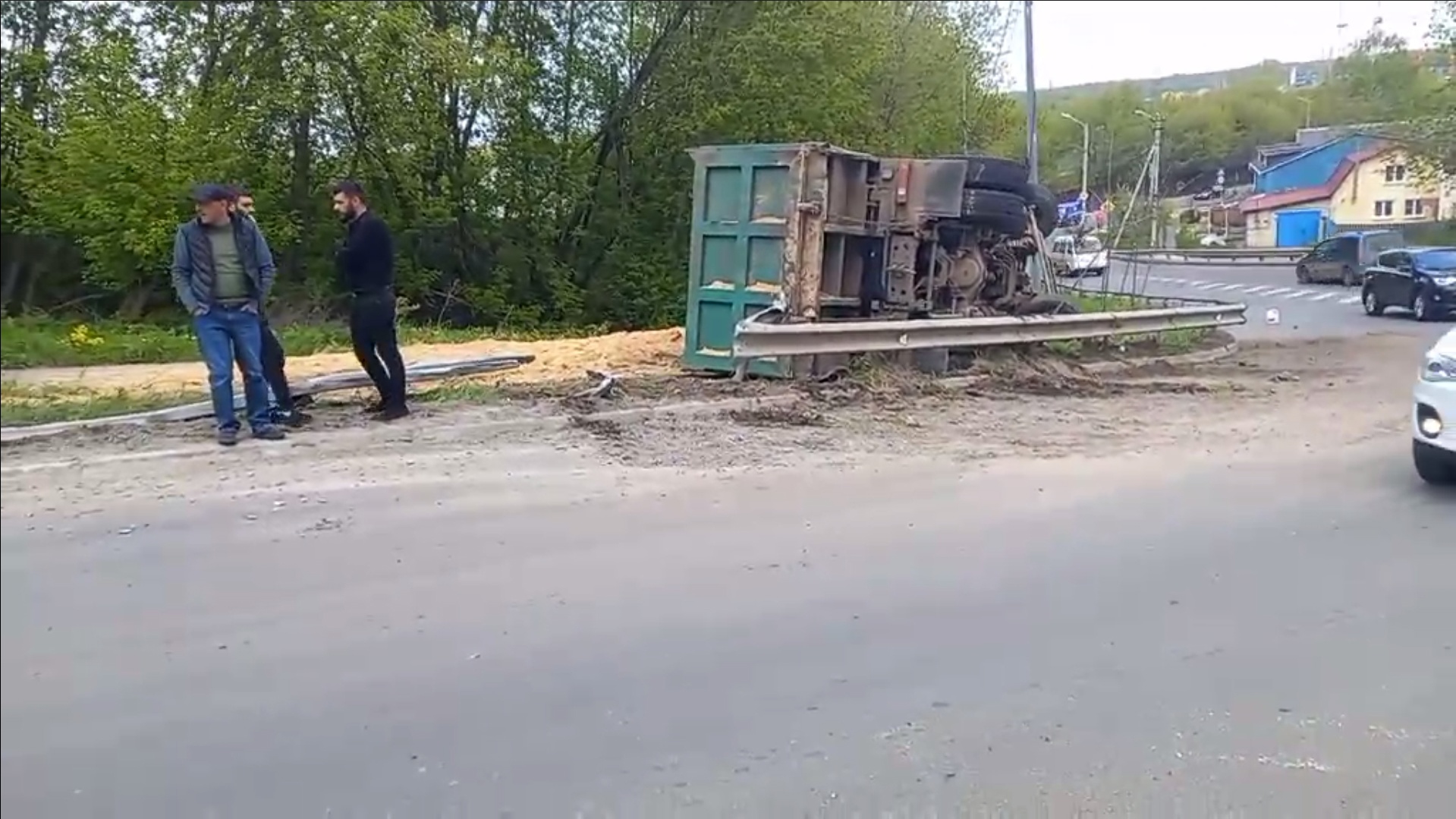 Грузовой автомобиль опрокинулся на улице Лысогорской в Нижнем Новгороде |  Открытый Нижний