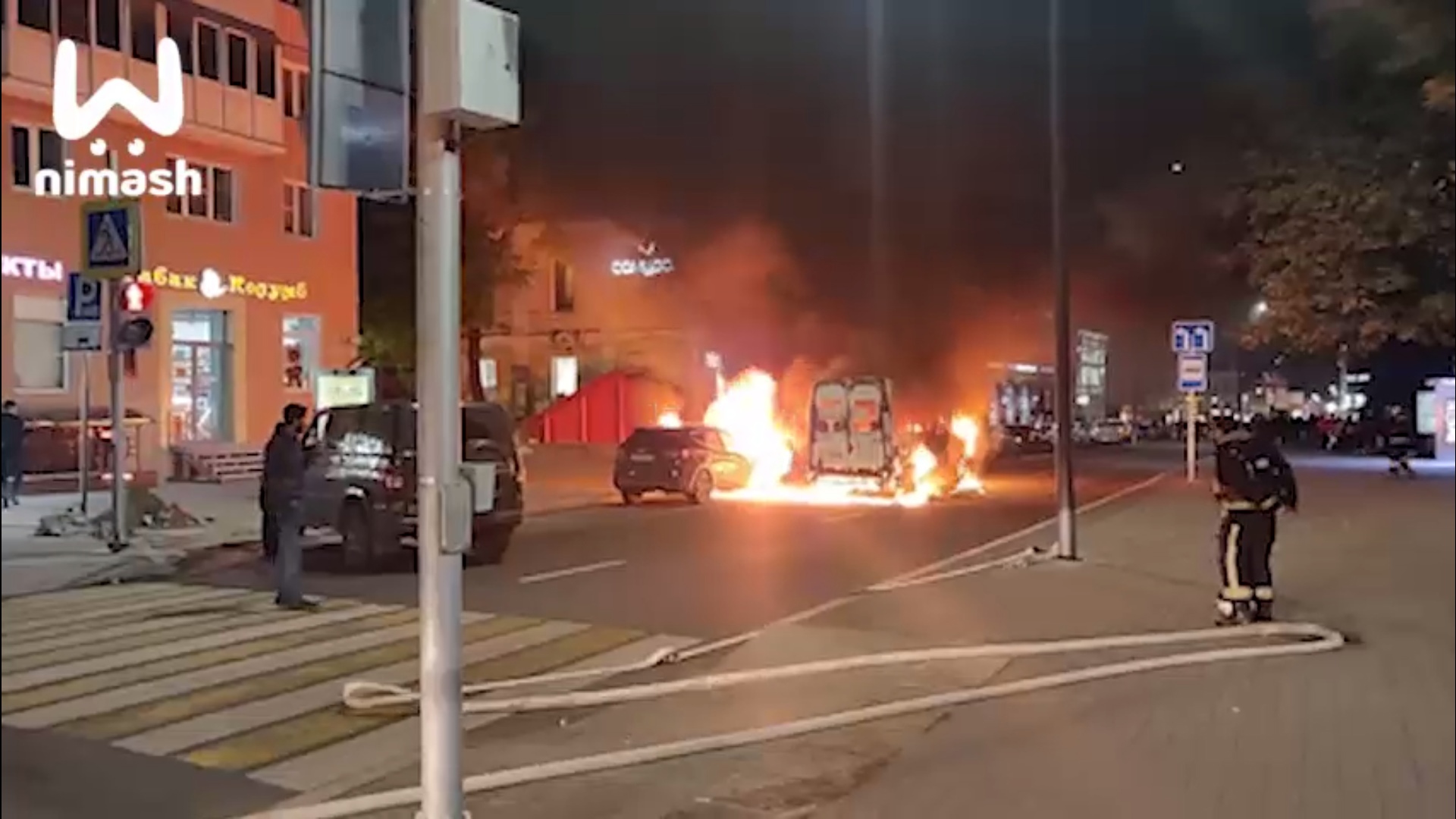 Пожар на алексеевской нижний новгород сегодня. Сгорела Газель в Нижнем Новгороде. Пожар на улице Горького Нижний Новгород вчерашний. АВТОМОЛЛ Нижний Новгород сгорел. Пожар в Нижнем Новгороде сегодня.