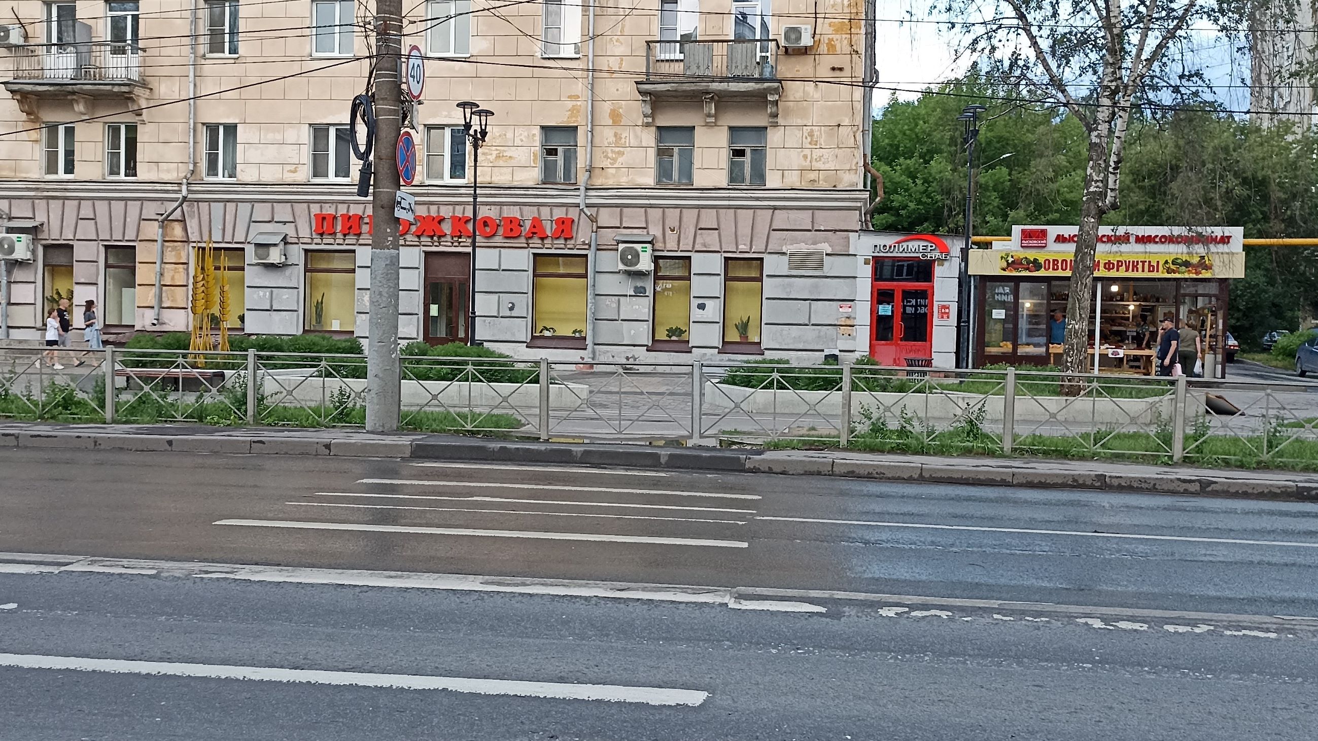 Два пешеходных перехода заменили на один по улице Коминтерна | 24.06.2024 |  Нижний Новгород - БезФормата