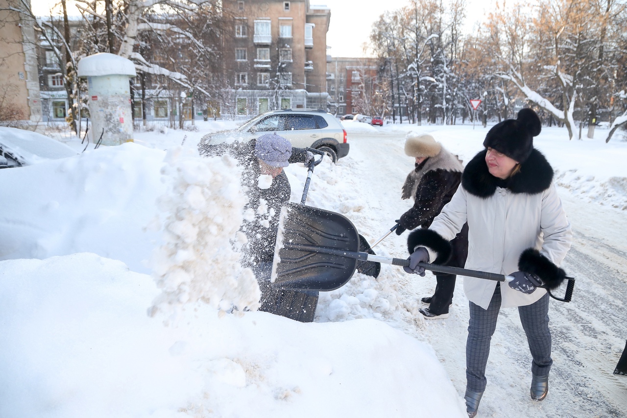 Снег в нижнем новгороде. Коммунальщики и снег. Убирают снег. Снегопад в Нижнем Новгороде. Снежный Нижний Новгород фото.