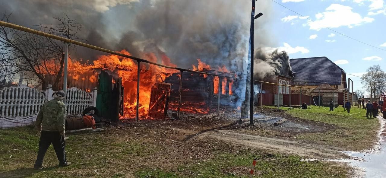 Погода в чернухе. Пожар в Чернухе Арзамасского района. Чернуха Арзамасский район. Арзамас село Чернуха. Горящий дом.