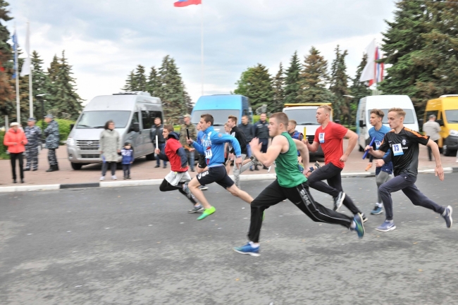 Image for Около 2000 любителей бега вышли на старт традиционной эстафеты на призы «Автозаводца»