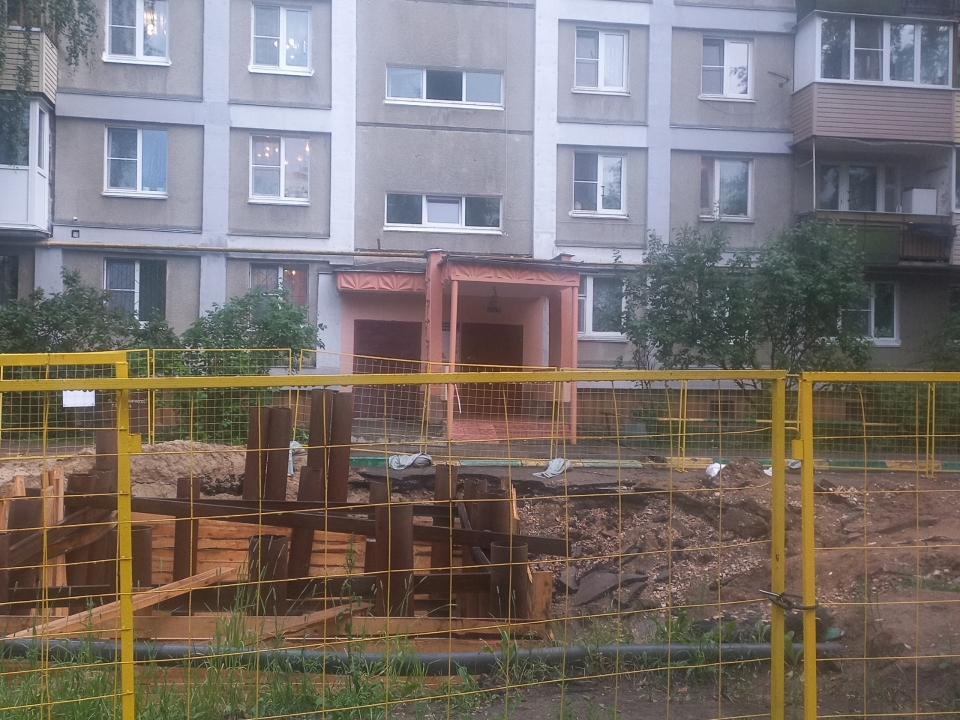 Image for Коммунальщики высказались о яме с фекалиями рядом с домом на Автозаводе