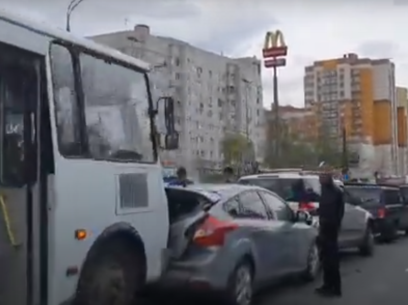 Массовая авария с участием маршрутки произошла на проспекте Гагарина