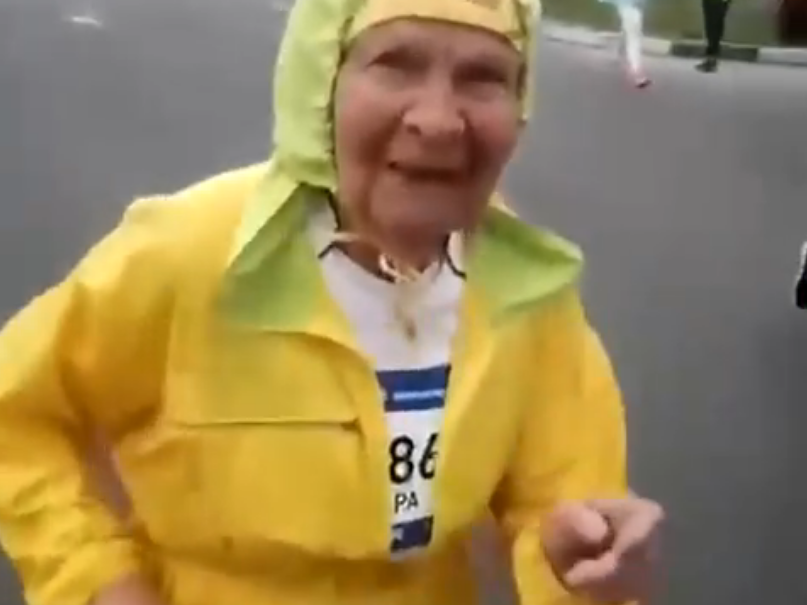 Image for 88-летняя нижегородка пробежала 5 км в полумарафоне «Беги, герой!»