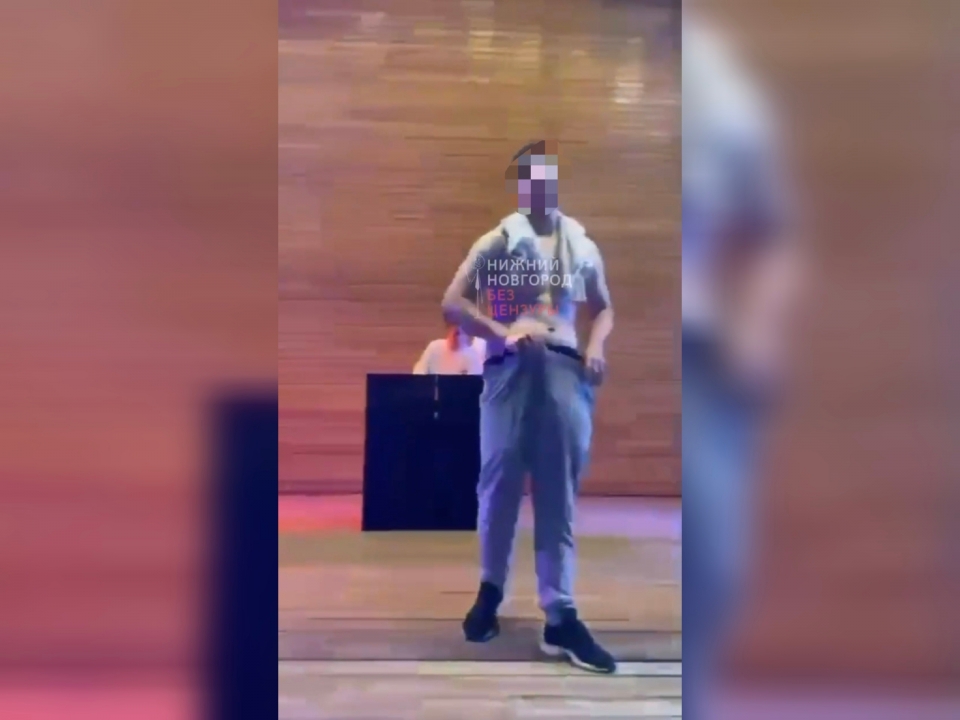 Image for Мужчина снял штаны перед школьницами на дискотеке в Первомайске
