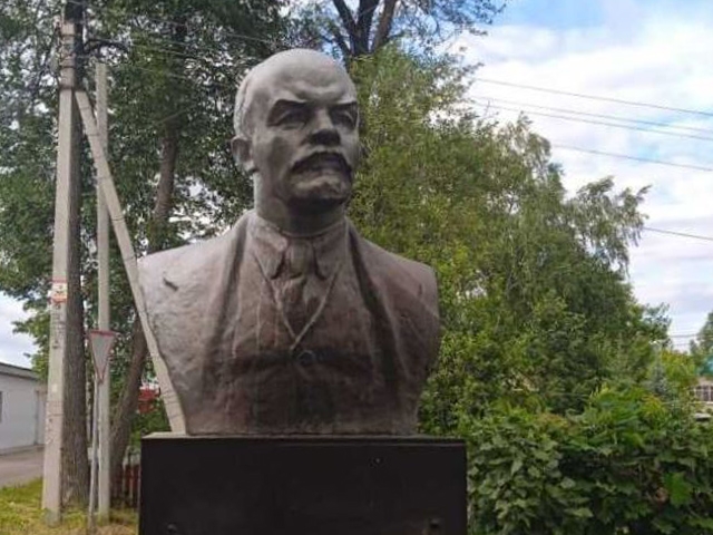 Image for Неизвестные подожгли единственный памятник Ленину в Тоншаеве