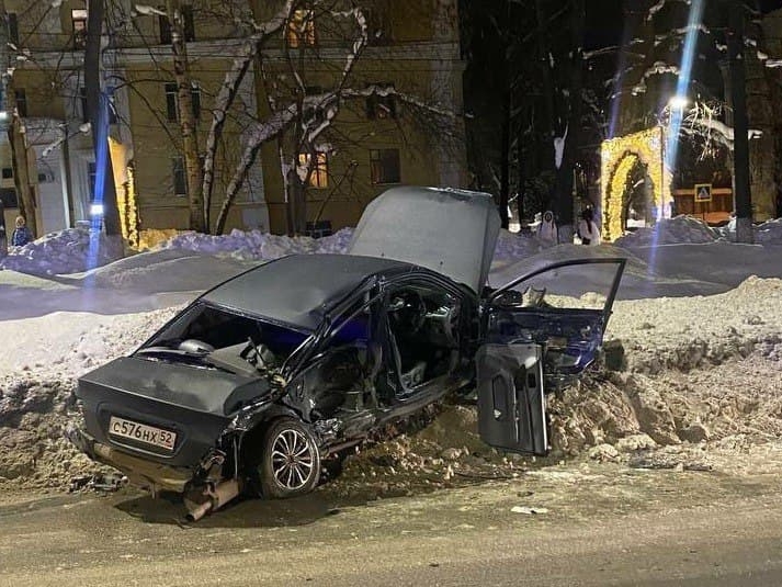 Image for Водитель «Митсубиси» попал в больницу после массового ДТП на проспекте Гагарина