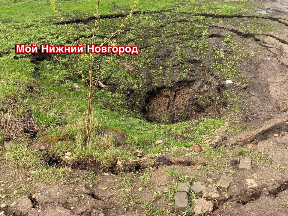 Image for Появились фото огромного провала на проспекте Бусыгина в Нижнем Новгороде