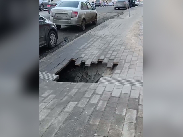 Image for Огромная яма появилась на отремонтированном тротуаре по улице Семашко