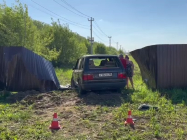 Image for Пьяная женщина на Range Rover разнесла забор у дома под Кстовом