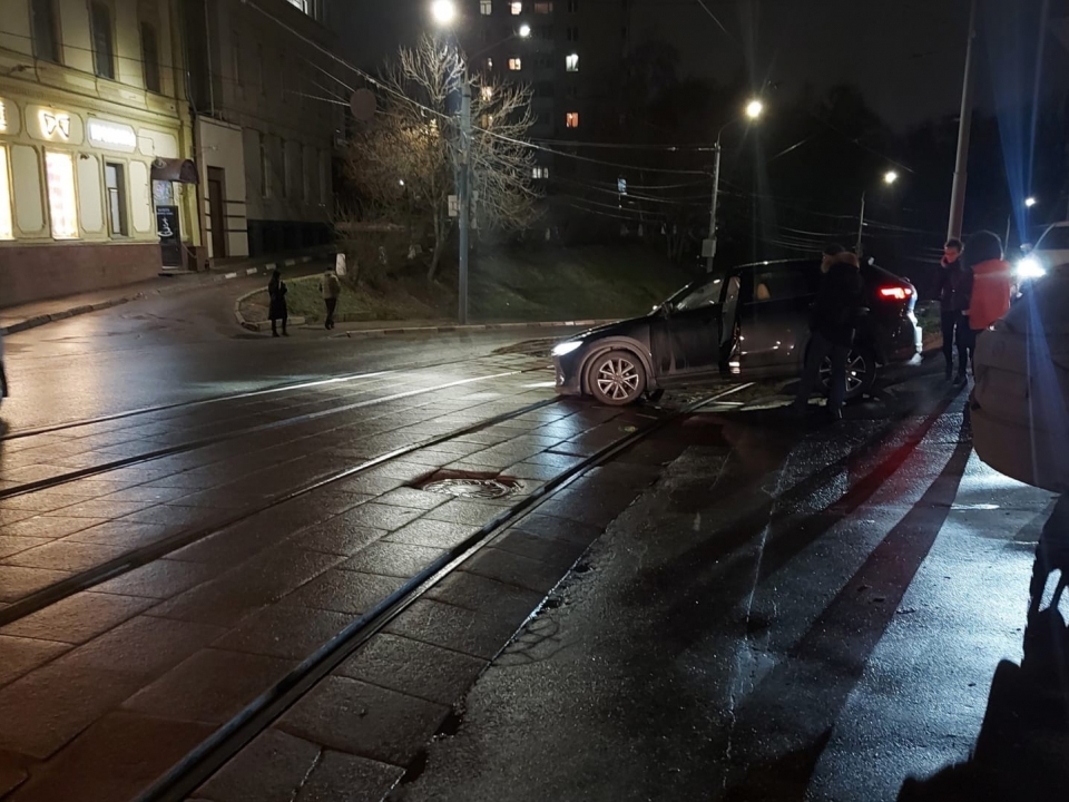 Image for Нижегородцы пожаловались на «ловушку» для автомобилистов при выезде с Лыковой дамбы