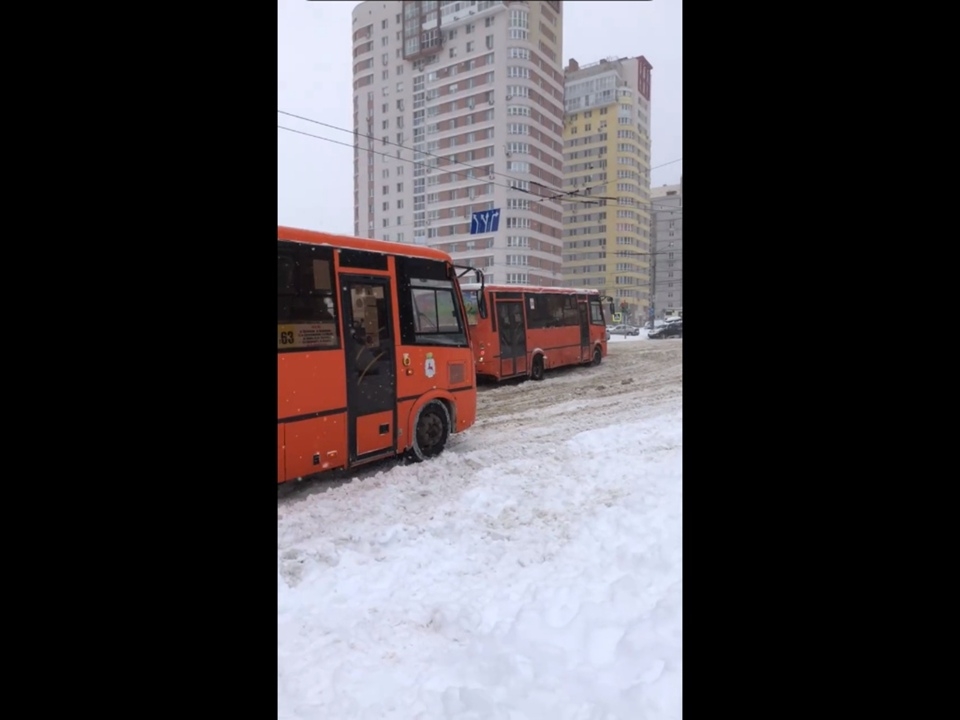 Image for Маршрутки массово буксуют на заснеженных дорогах в Нижнем Новгороде