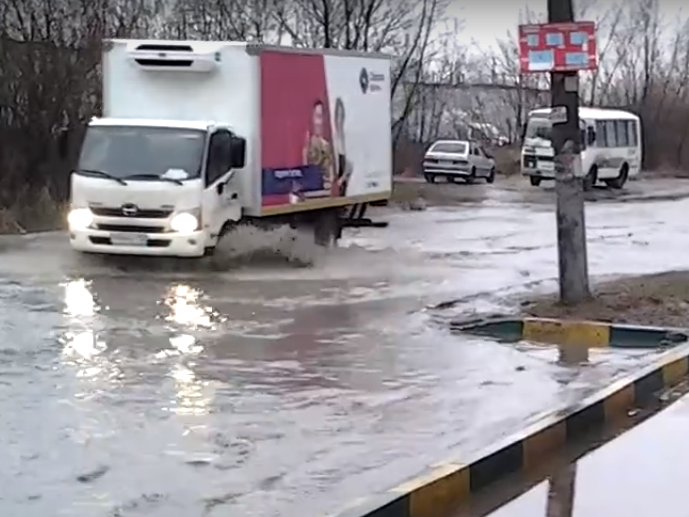 Видео дня: машины плавают на дорогах Нижнего