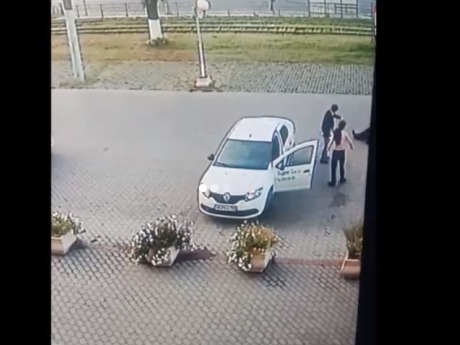 Опубликовано видео жуткого избиения нижегородского таксиста двумя подростками