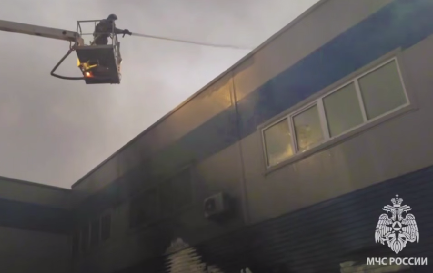 Склад с утеплителем полыхает в Нижнем Новгороде